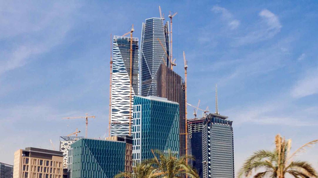 يعد مركز الملك عبدالله المالي في الرياض من المباني التي تحقق كفاءة في الطاقة أعلى مقارنة بنظيراتها التقليدية