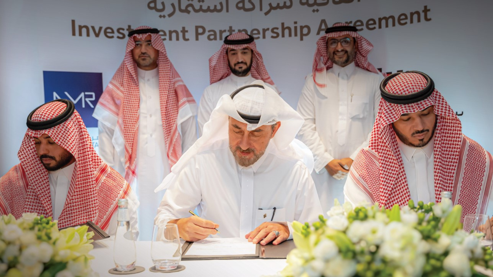 جانب من توقيع شركة عسير للاستثمار شراكة مع القطاع الخاص لتطوير مشروع في قلب مدينة أبها.