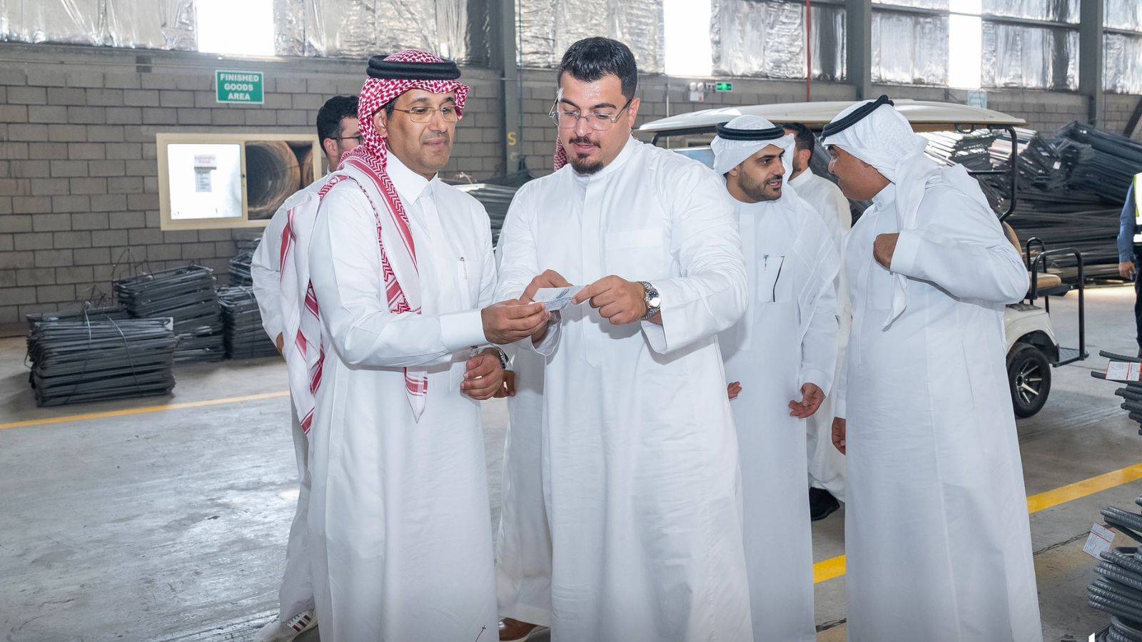 الرئيس التنفيذي لـ"مدن" ماجد العرقوبي أثناء زيارته مصنع "طلائع الفولاذ للصناعة" في جدة.