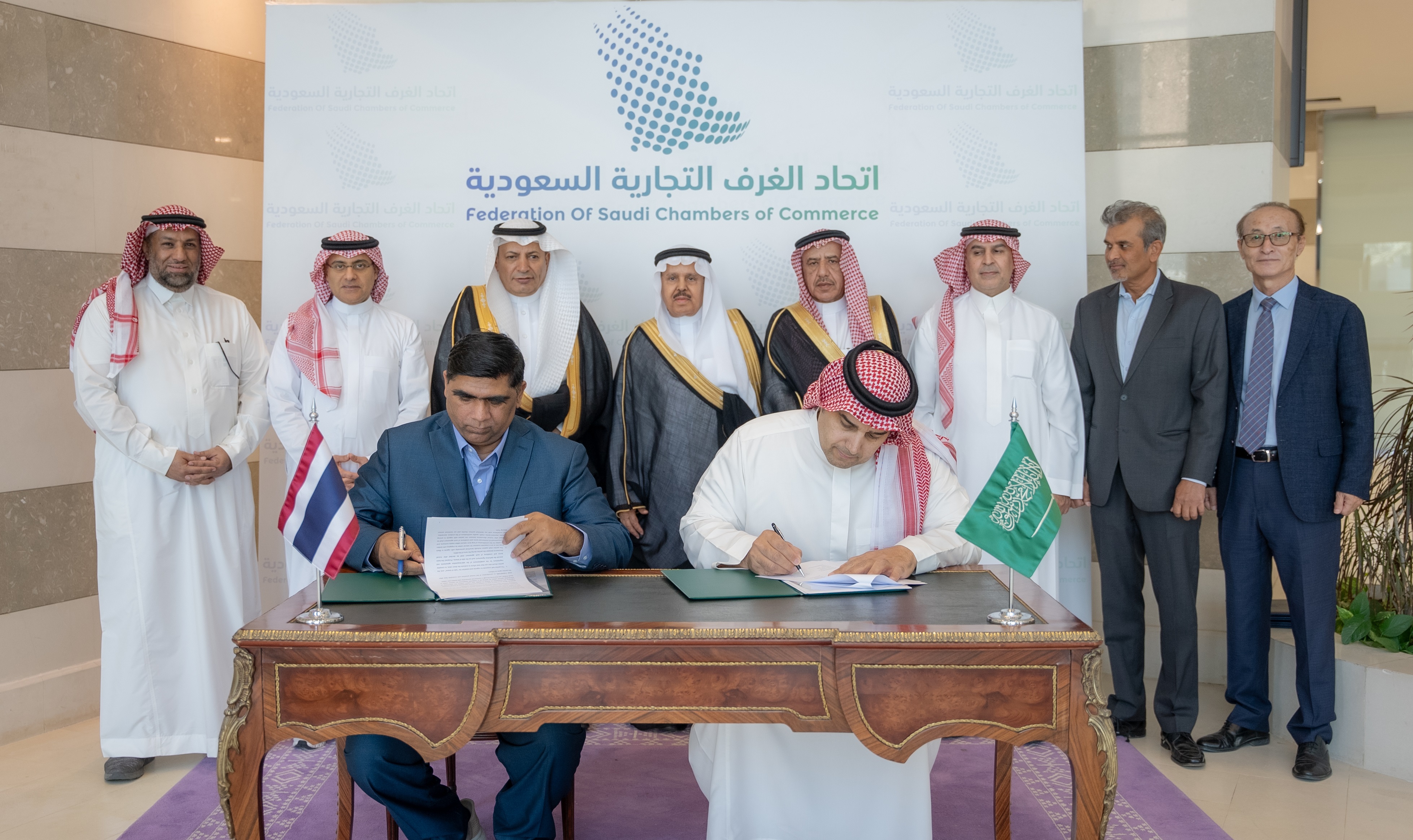 جانب من توقيع الاتفاقية.