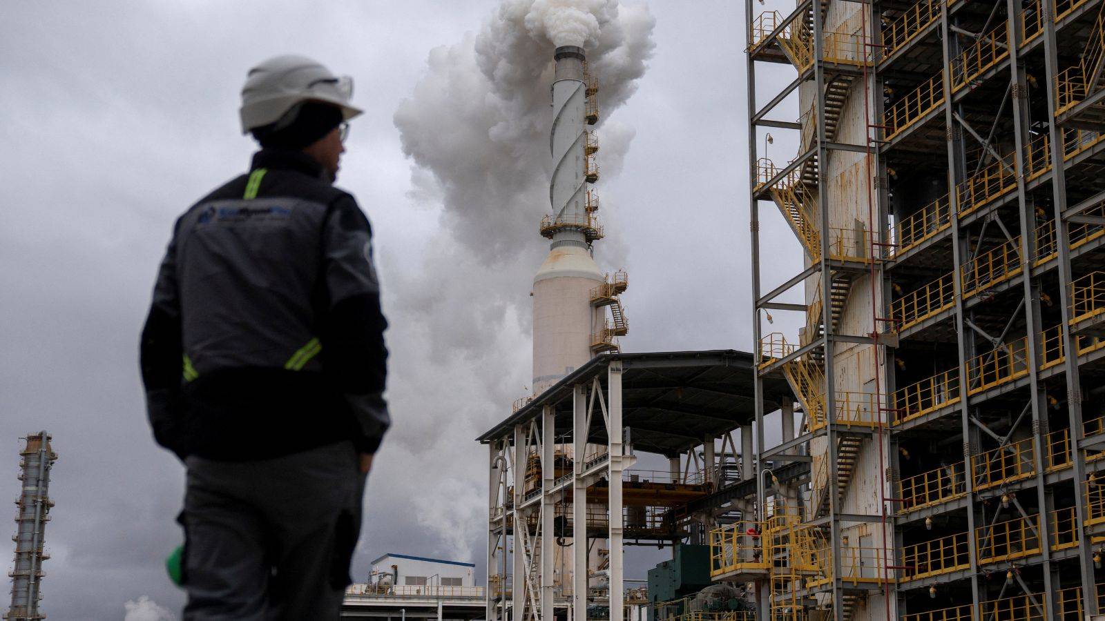 النفط يحافظ على مكاسبه الأسبوعية رغم نية أمريكا فرض عقوبات صارمة على خام روسيا