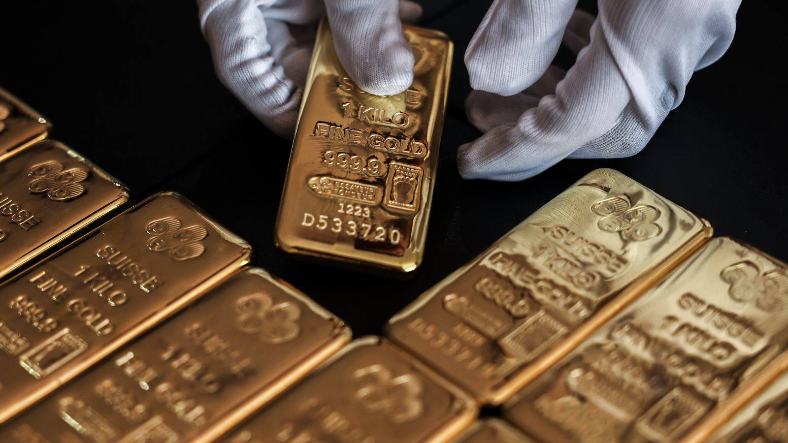 الذهب ينهي مكاسب 4 جلسات ويتراجع مع ارتفاع الدولار