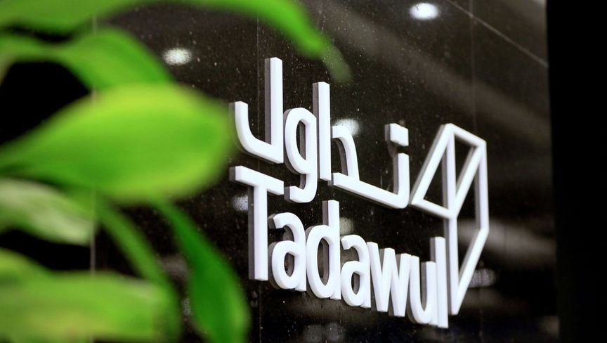 شعار "تداول" معروض عند مدخل السوق المالية السعودية في الرياض. "بلومبرغ"