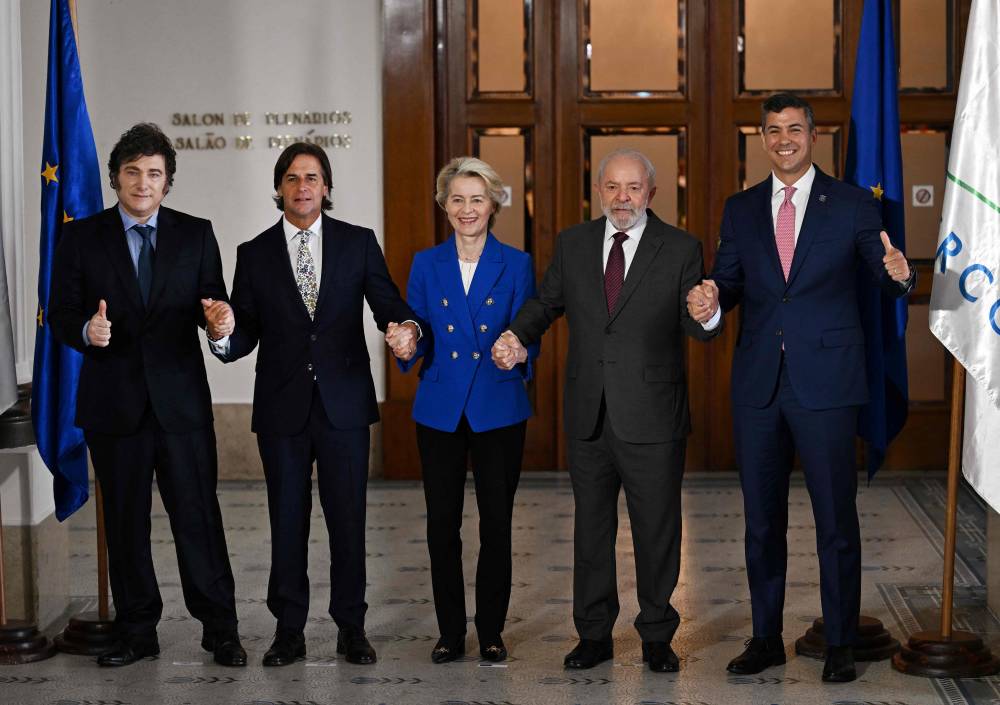 TOPSHOT - (L/R) Argentina's President Javier Milei, Uruguay's President Luis Lacalle Pou, European Commission President Ursula von der Leyen, Brazil's President Luiz Inacio Lula da Silva and Paraguay's President Santiago Pena pose for the family picture of the LXV Mercosur Summit in Montevideo on December 6, 2024. Mercosur and the European Union have concluded "negotiations for a free trade agreement," European Commission President Ursula von der Leyen announced in Montevideo on December 6. (Photo by Eitan ABRAMOVICH / AFP)