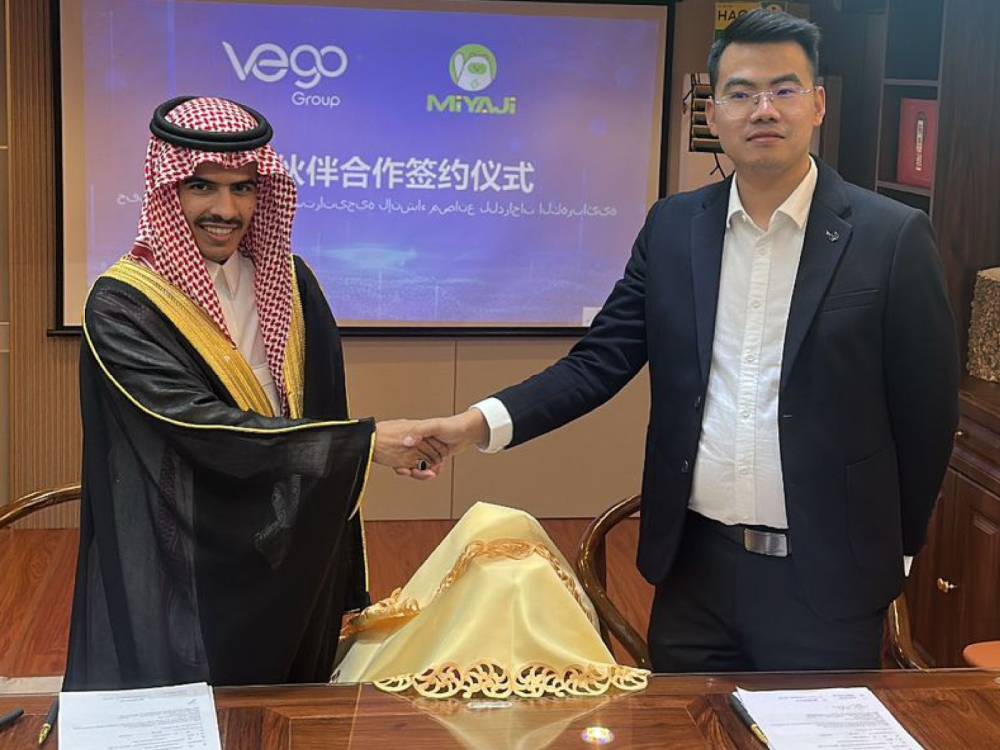 جانب من توقيع الشراكة.