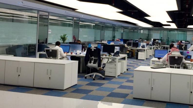 «مصافحة من ذهب» .. معادلة التقاعد المبكر في السعودية تتغير 