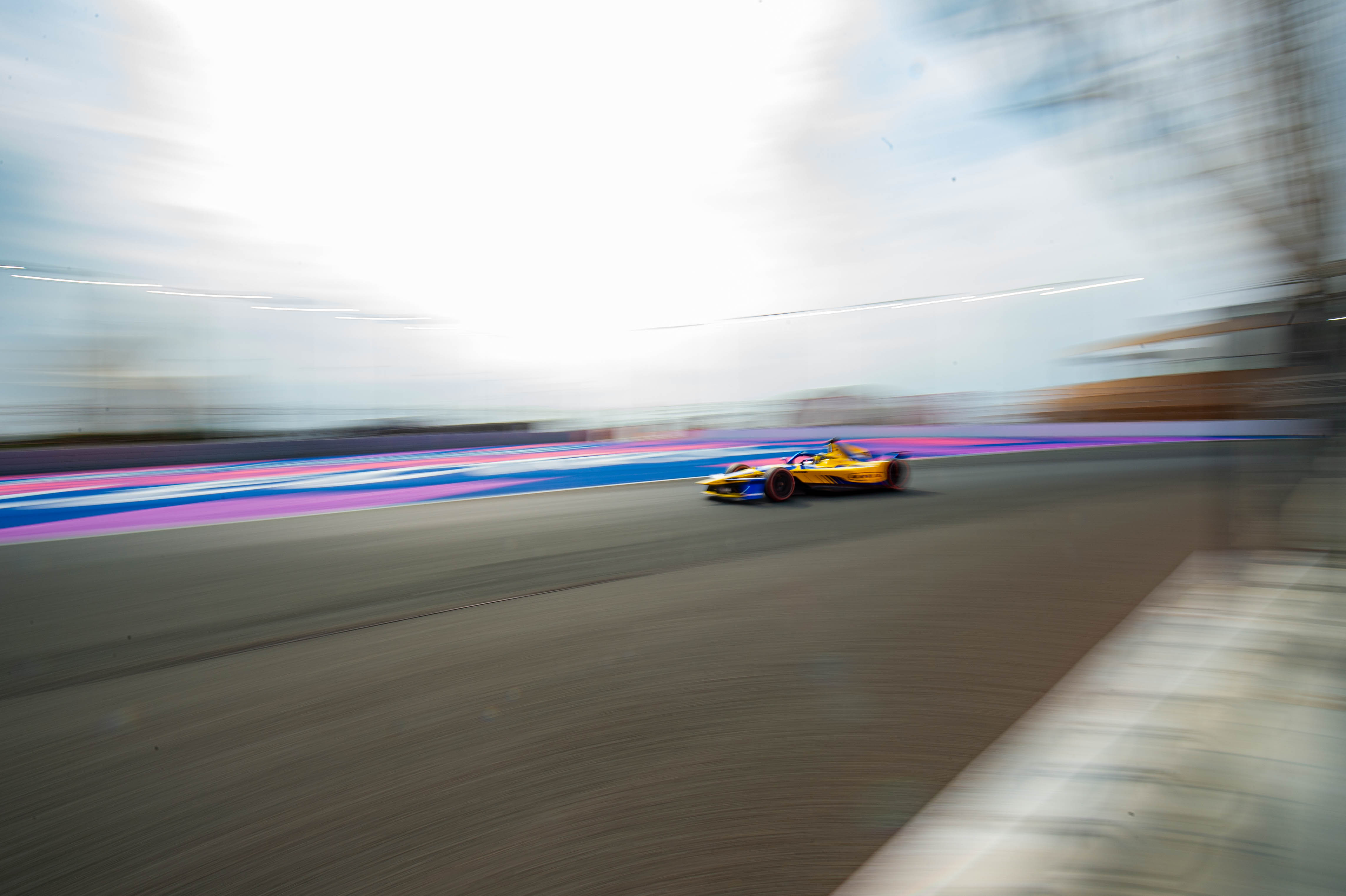 البريطاني "رولاند" بطلا للجولة الرابعة من سباق جدة فورمولا إي بري 2025