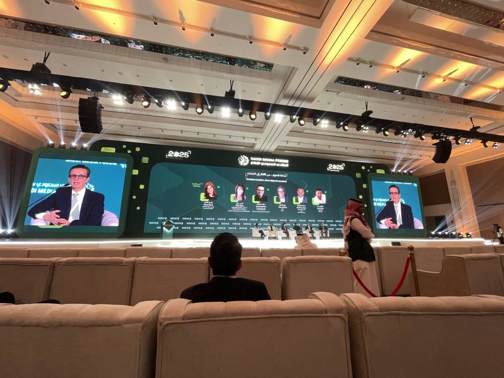 تكلفة جذب الانتباه .. كيف تعيد السوشيال ميديا تشكيل اقتصاد الإعلام؟