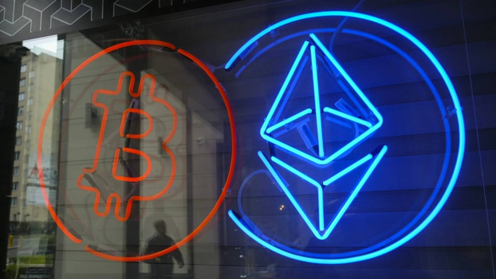 الرسوم الجمركية تضرب العملات المشفرة .. بيتكوين تتراجع أكثر من 4 %