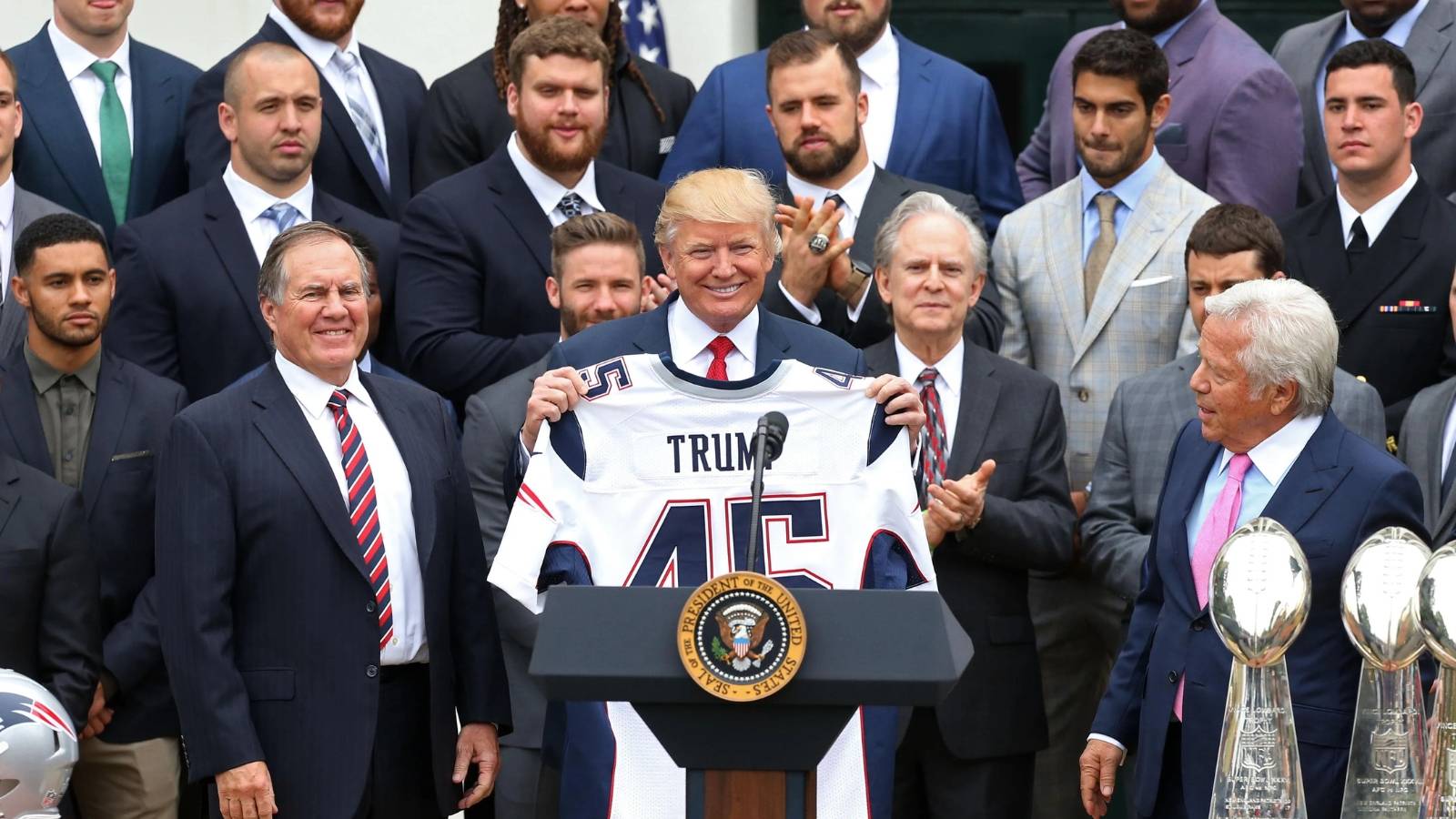 ترمب يكسر التقاليد الرئاسية الأمريكية بحضور نهائي السوبر بول