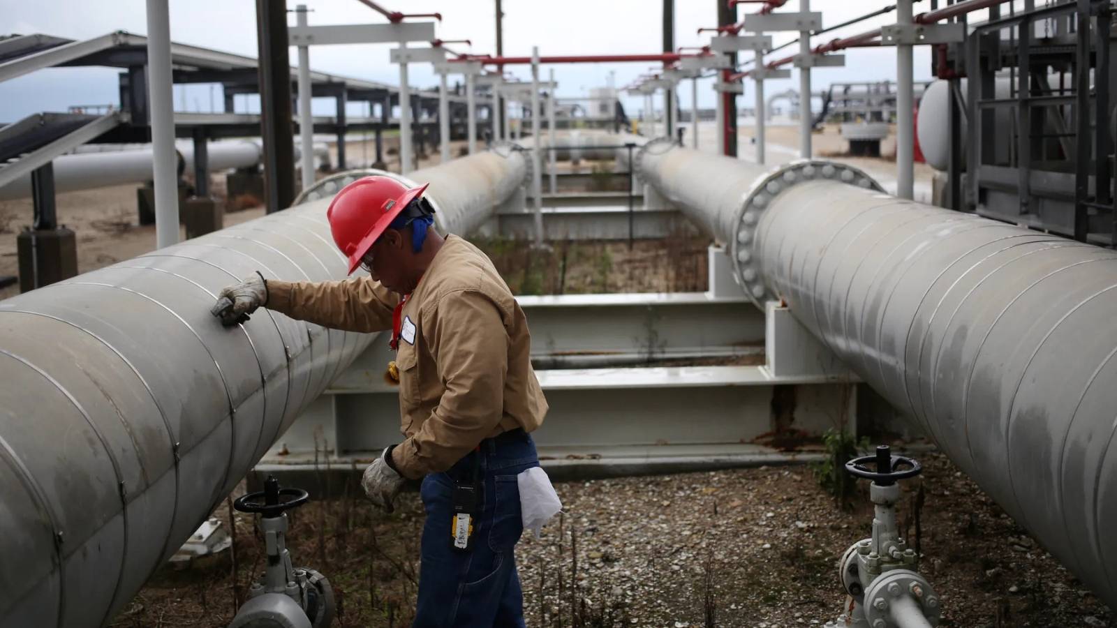 النفط قرب أدنى مستوى هذا العام .. إشارات التباطؤ في السوق بدأت