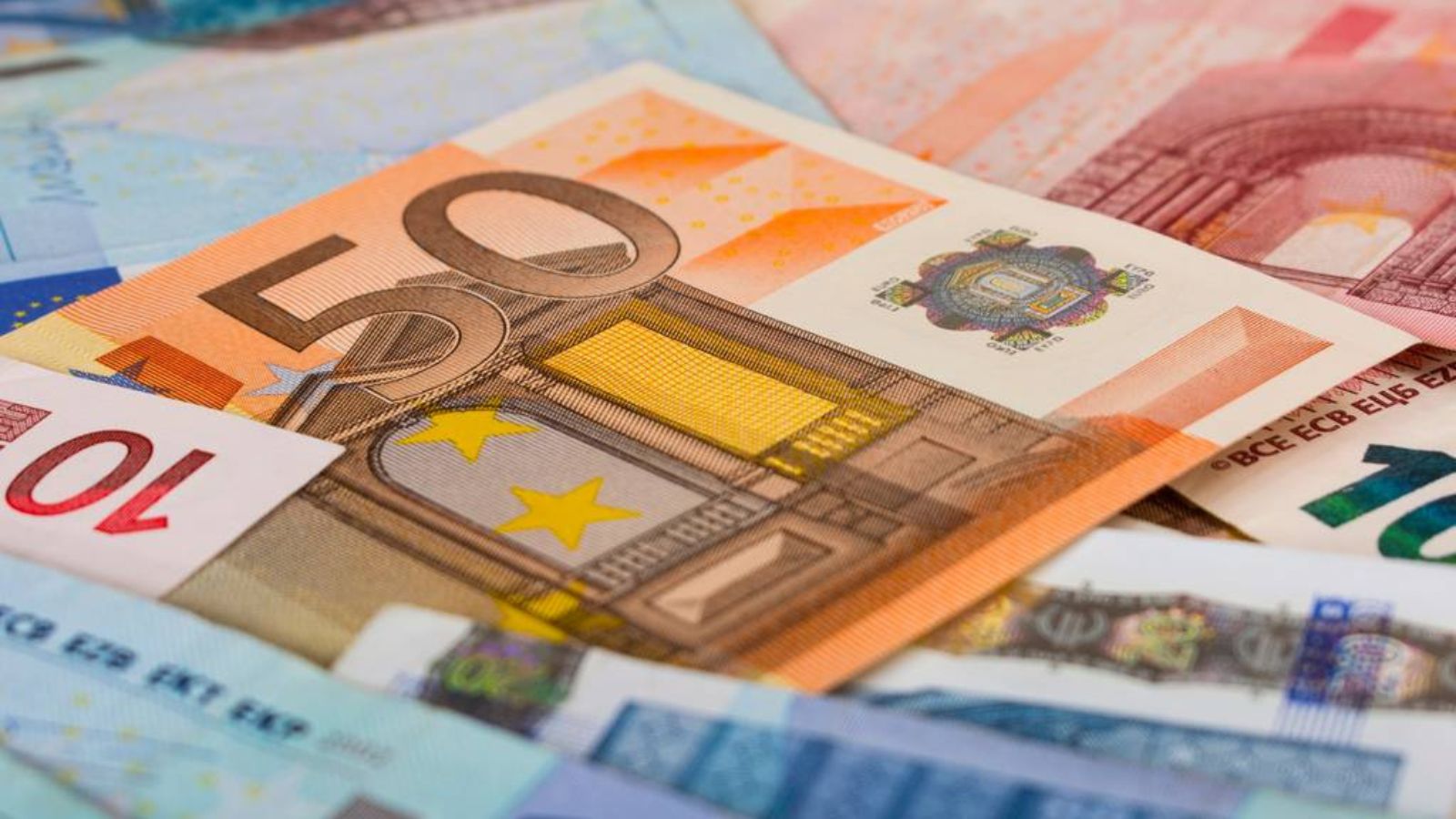 السعودية تطرح سندات خضراء باليورو دون علاوات وتجذب 100 مستثمر جديد لإصداراتها