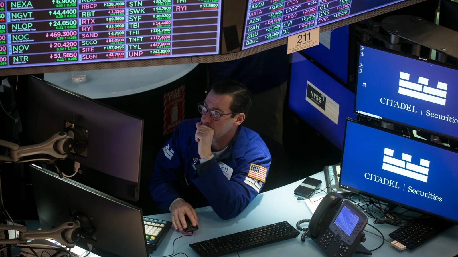 المستثمرون يفرون من الأسهم الأمريكية ويبحثون عن ملاذ آمن