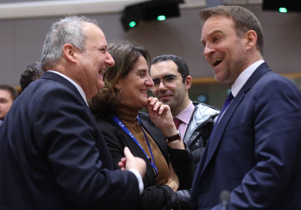 وزير بريطاني: كل الخيارات مطروحة في حالة فرض رسوم أمريكية على لندن