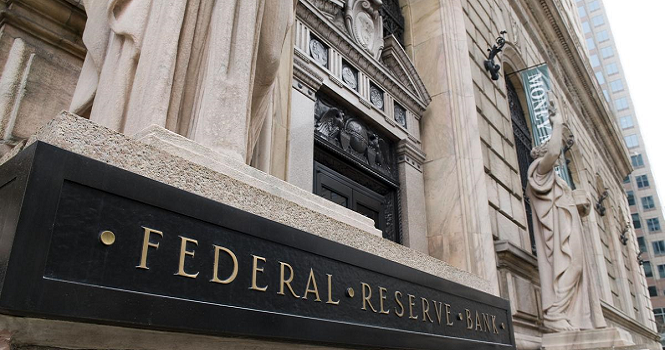 "الفيدرالي" يثبت الفائدة عند 4.5 % لكن كيف عدلت الرسوم الجمركية التوقعات الاقتصادية؟