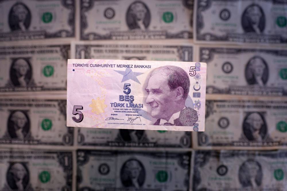 الليرة التركية تهوي لأدنى مستوى مقابل الدولار