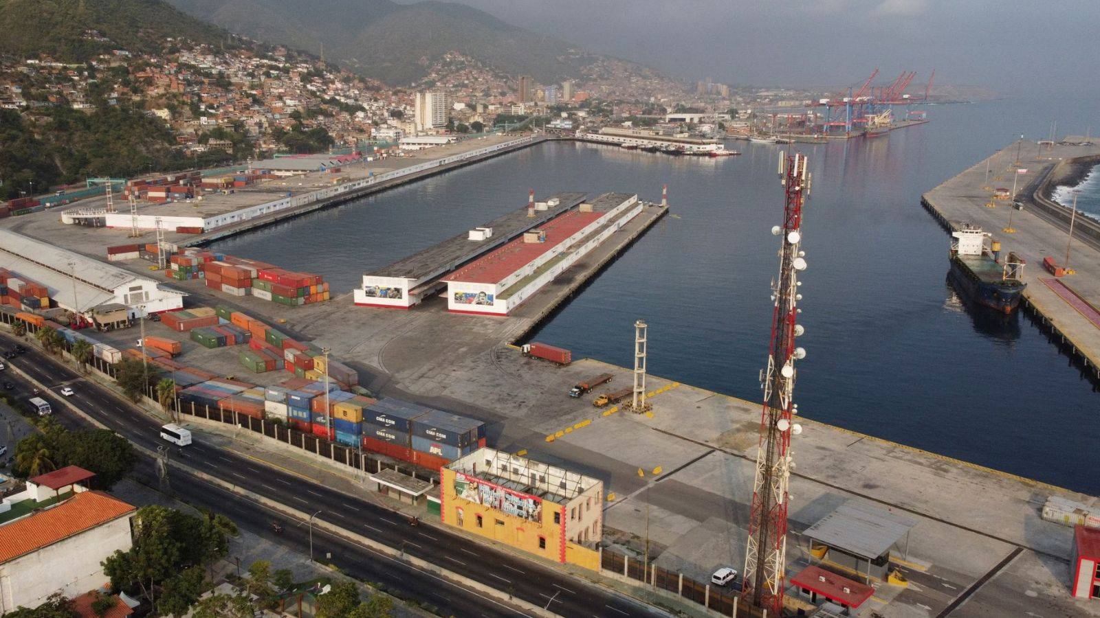 النفط يغلق مرتفعا 1% ومهلة "شيفرون" تحد من المكاسب