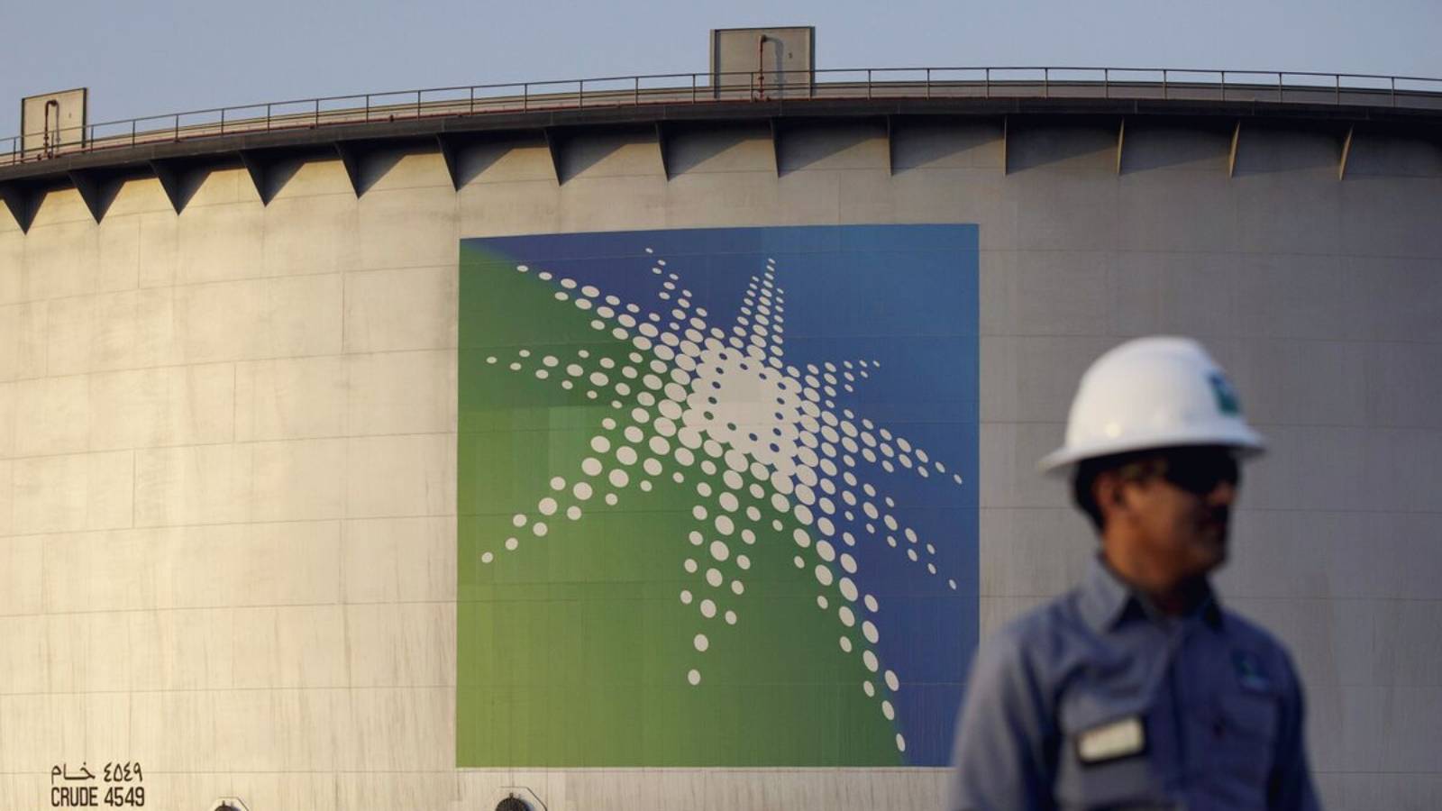 السعودية تخفض سعر بيع النفط لآسيا في أبريل بعد تخفيف قيود "أوبك+"