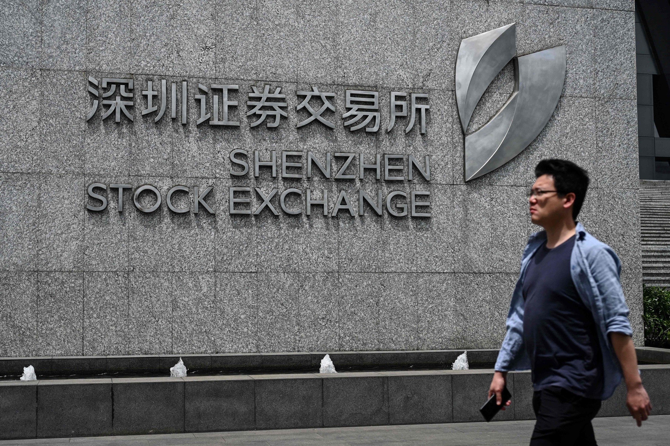 تدفقات قياسية تدعم الأسهم الصينية في وجه وابل الرسوم