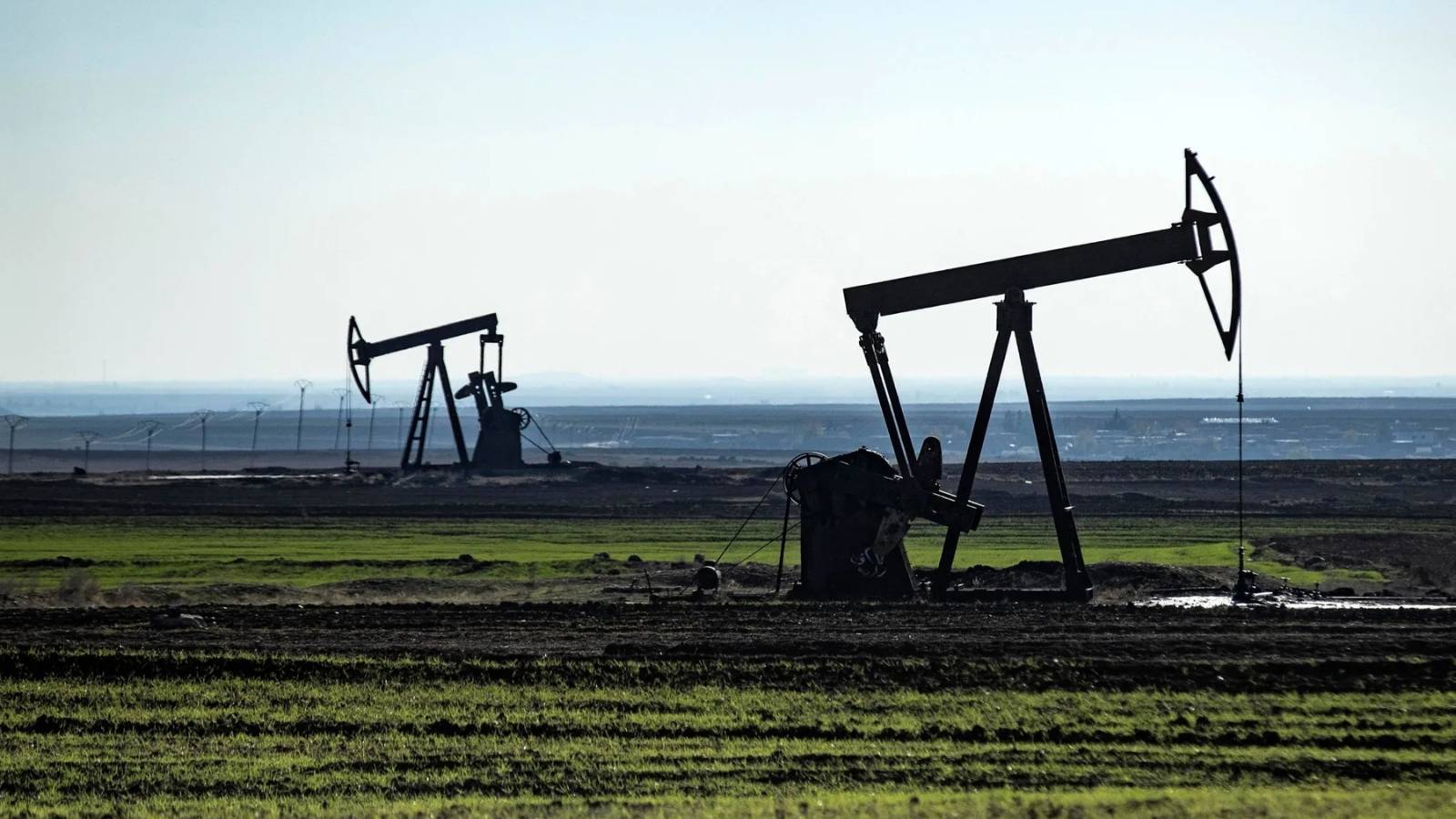 أسعار النفط تواصل مكاسبها مع تعهد أمريكا بخنق خام إيران