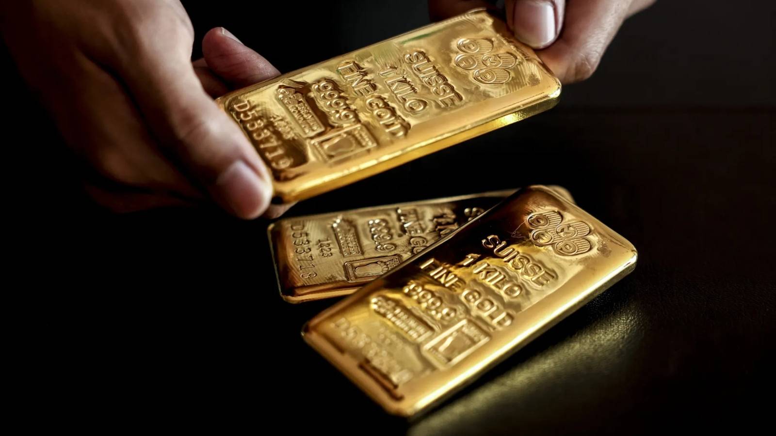 الذهب يتراجع بعض الشيء بعد صعود قياسي وسط الحرب التجارية وتحذيرات باول