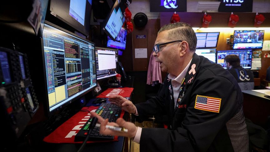 ترمب والفيدرالي يدفعان مؤشرات وول ستريت لتسجيل خسارة أسبوعية