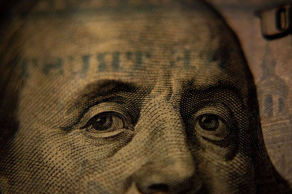 بعد غارة الرسوم الجمركية .. هل بدأ أهل الدولار يتبرؤون منه؟