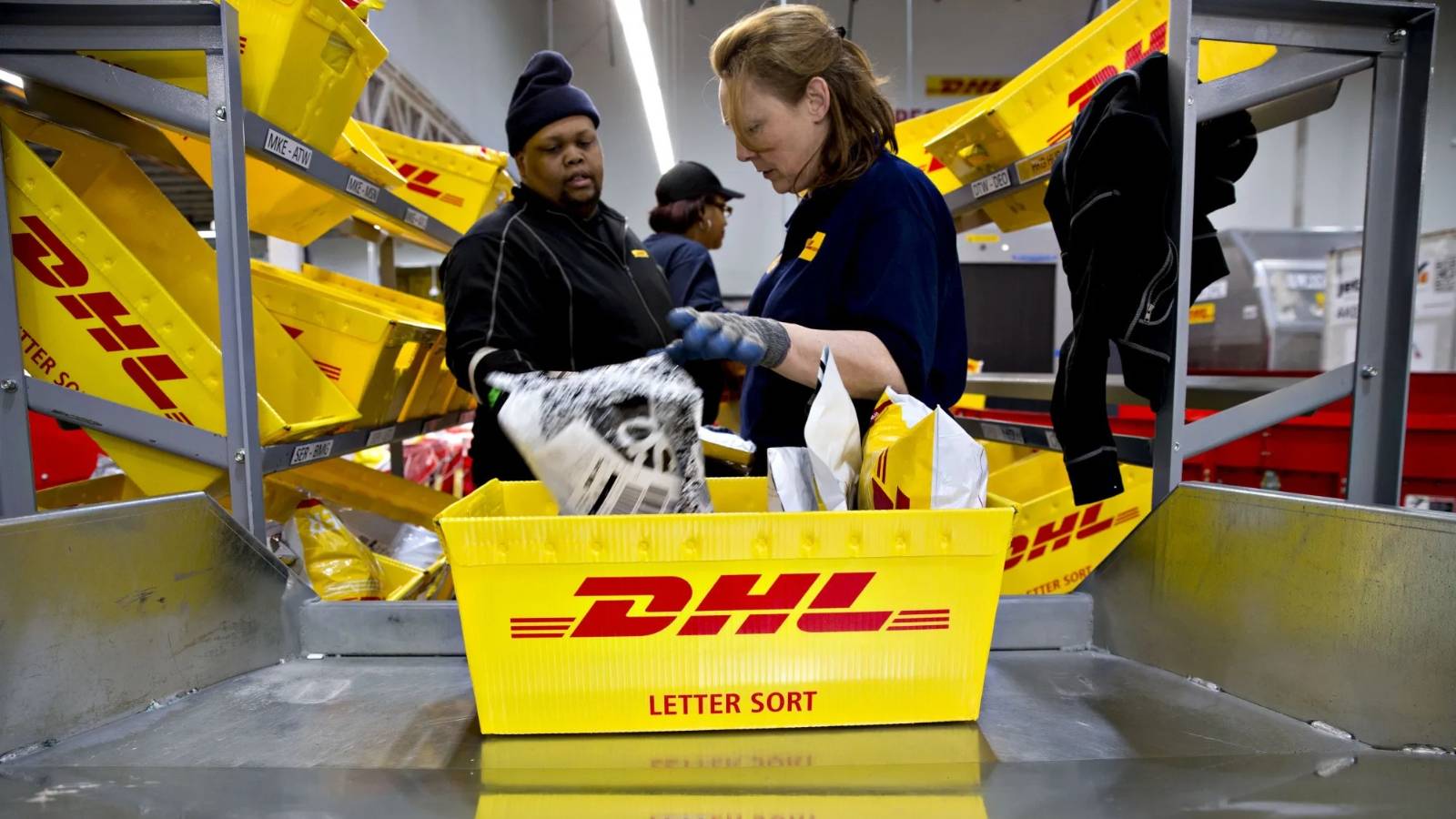 "دي إتش إل" تعلق أي شحنات تزيد قيمتها على 800 دولار للمستهلكين في أمريكا