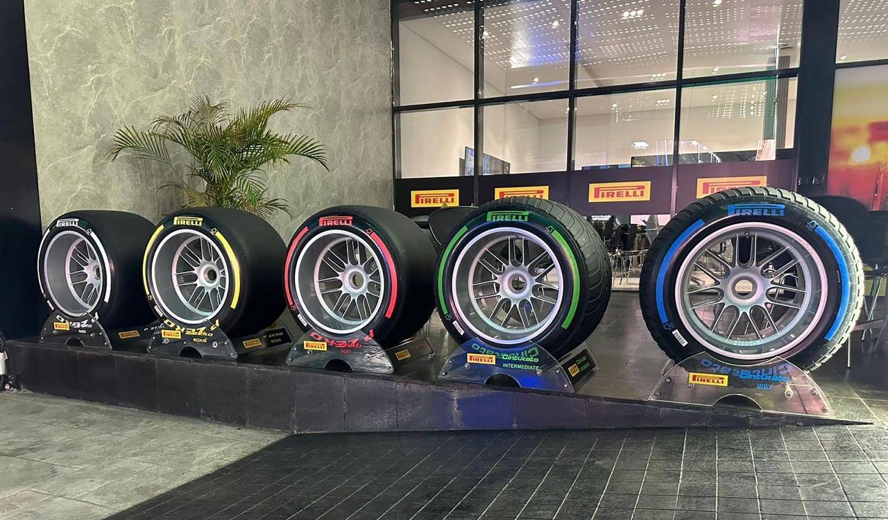 تزويد سائقي حلبة كورنيش جدة بـ 1800 إطار تتجاوز قيمتها 5.4 مليون دولار