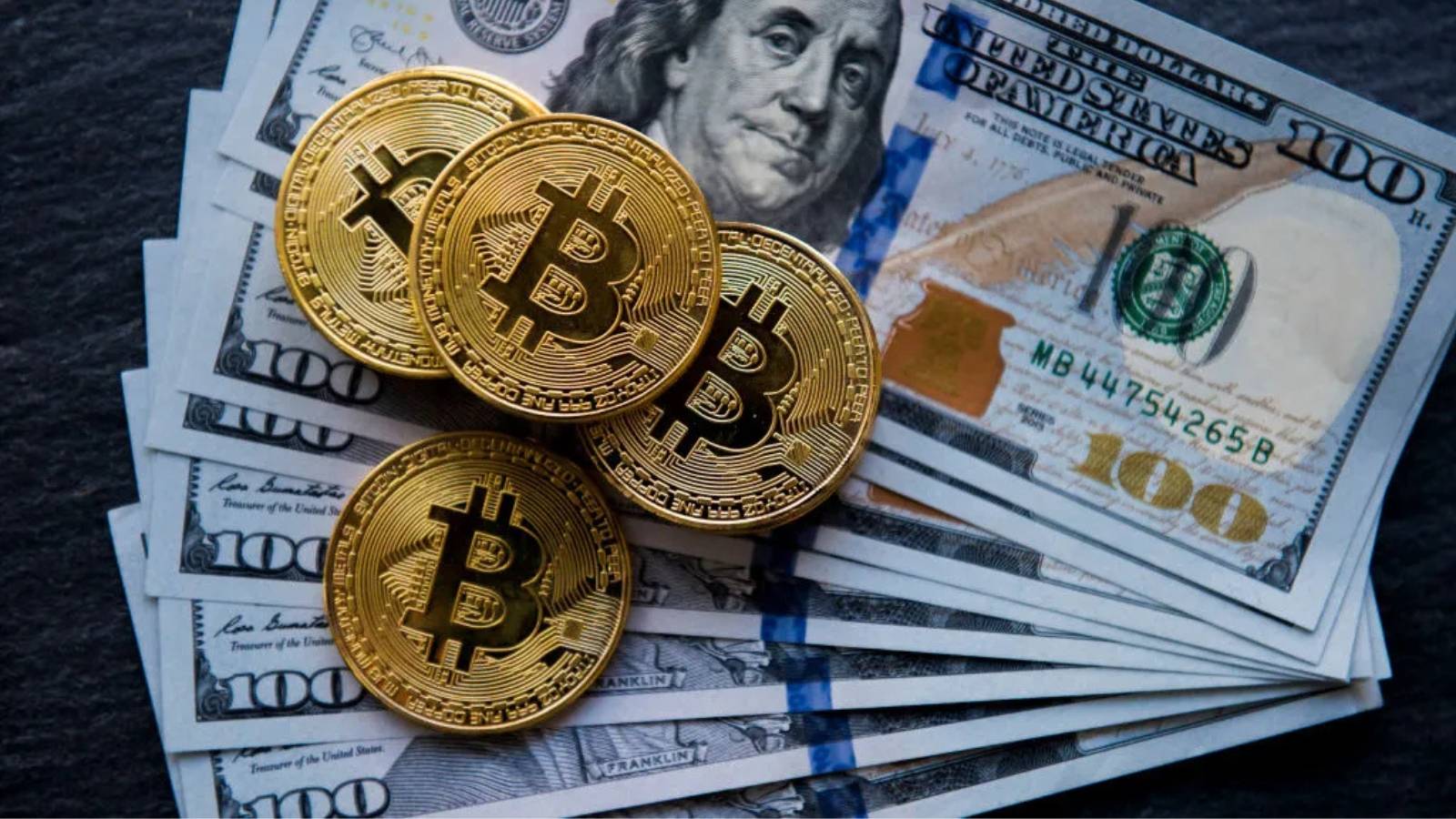 سعر بيتكوين يستعيد الزخم يصعد 3 % وسط تراجع الدولار