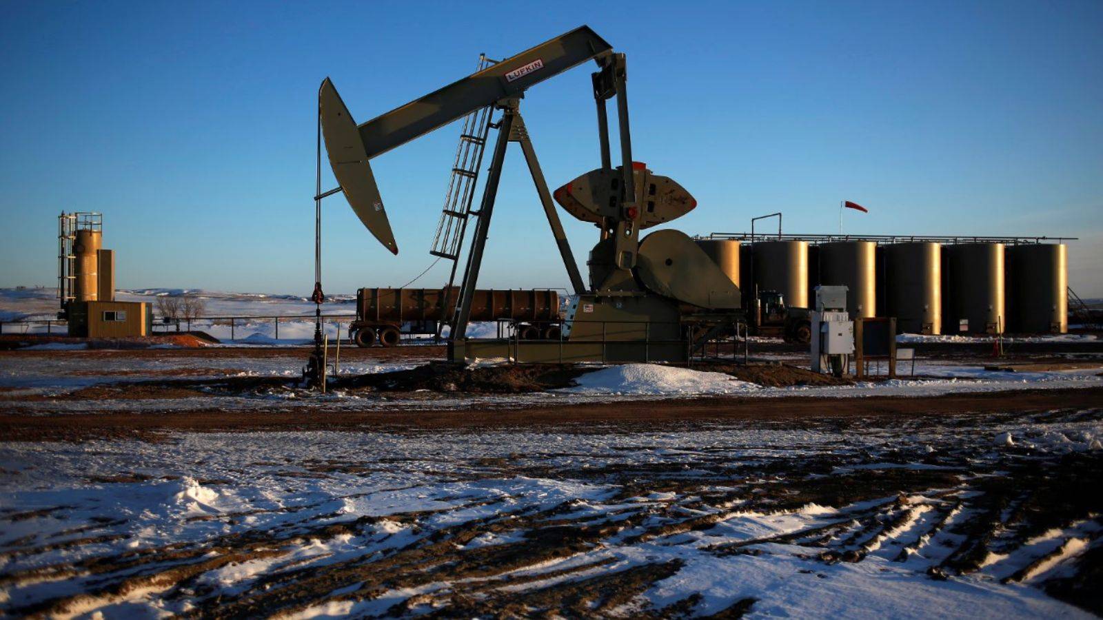 النفط يصعد نحو 2% بعد عقوبات على إيران وارتفاع الأسهم