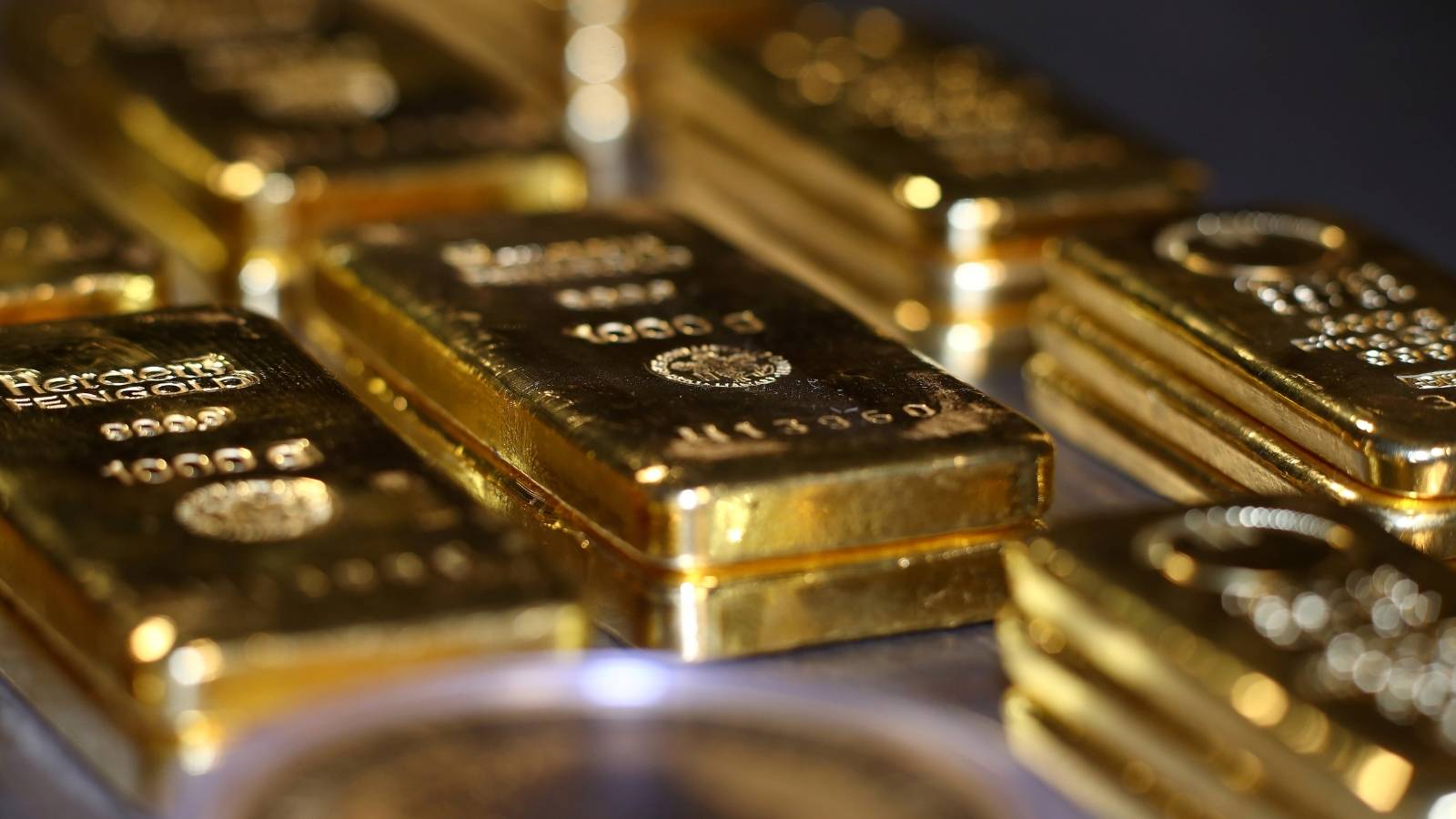 أسعار الذهب تهبط بأكثر من 1 % مع انحسار التوتر بين أمريكا والصين