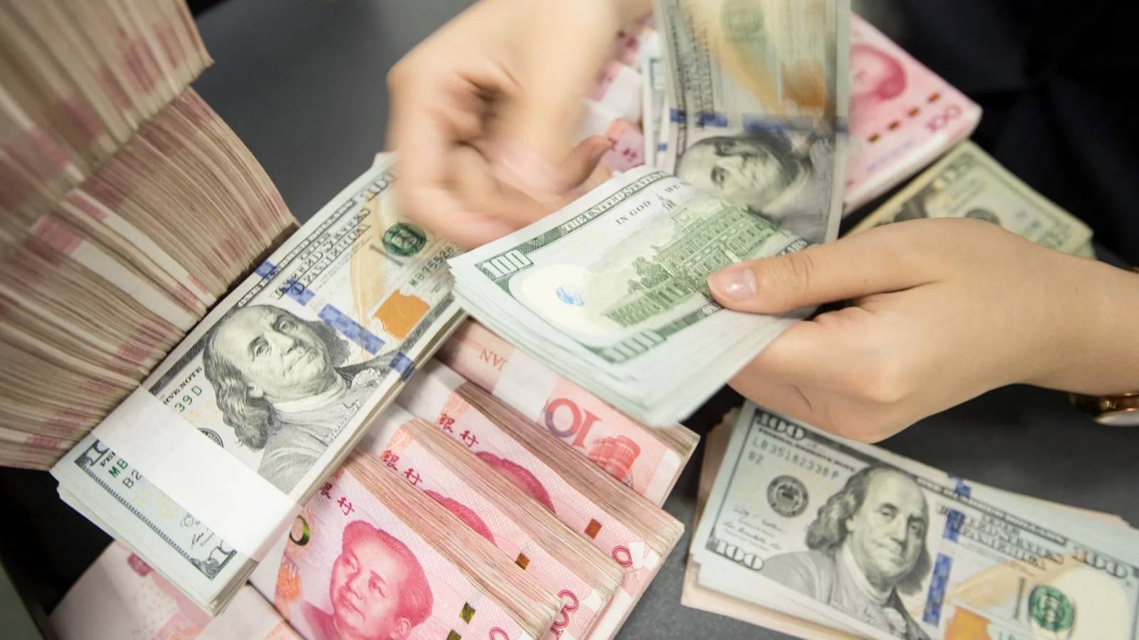 المصدرون في الصين يتخلصون من عملة أمريكا مع تصاعد الحرب التجارية