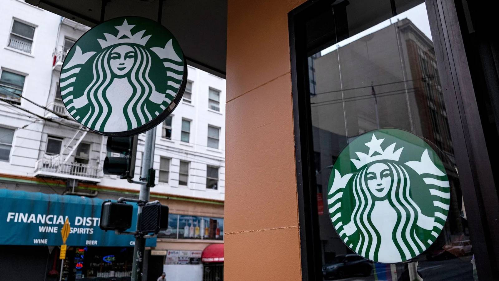 "ستاربكس" تراهن على خطة التعافي رغم استمرار تراجع المبيعات