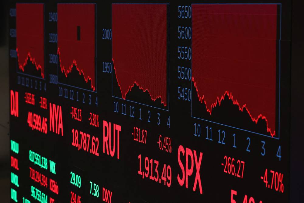 "UBS" يخفض تصنيف الأسهم الأمريكية بسبب رسوم ترمب