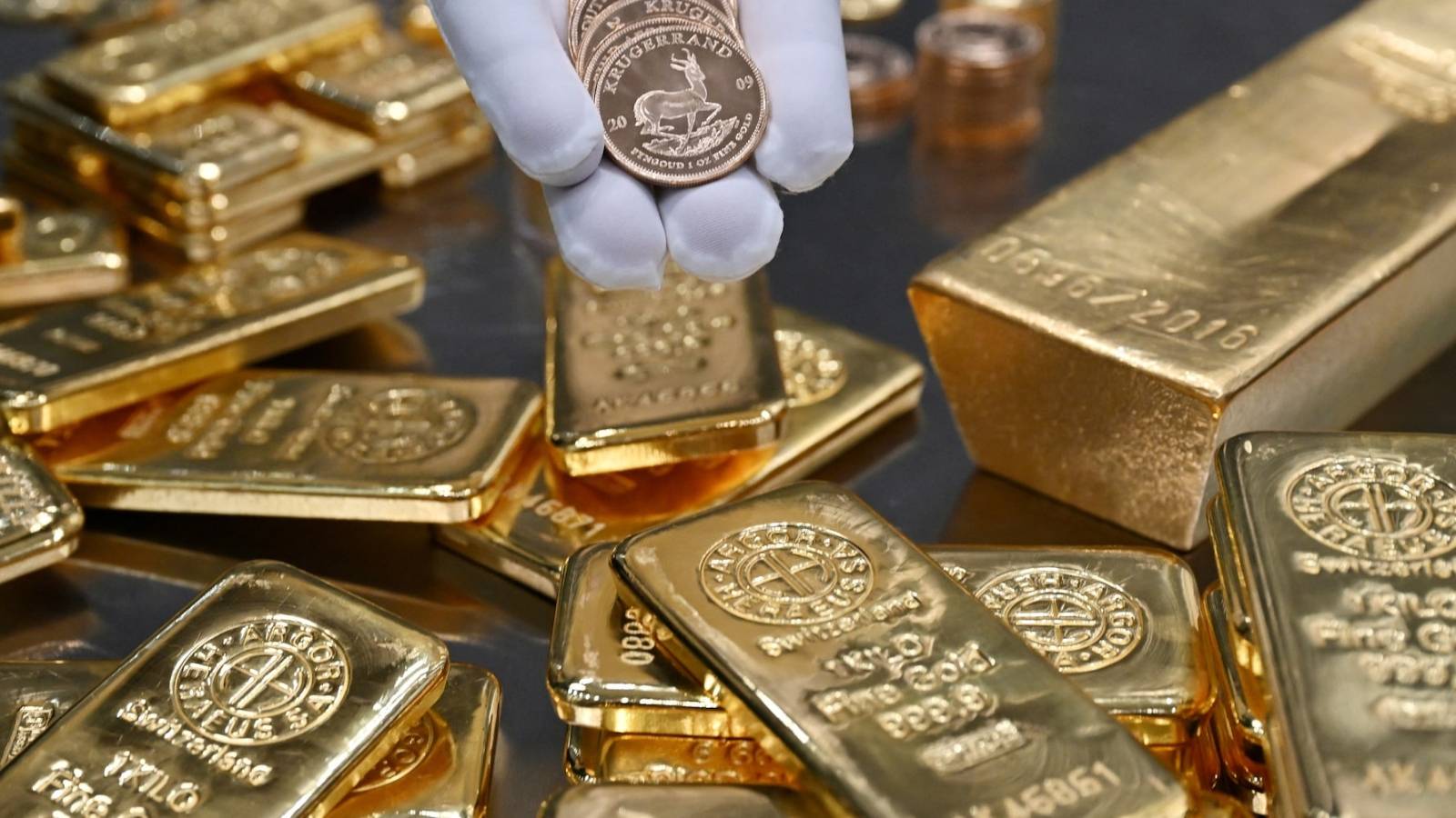 الذهب ينخفض 3.2 % عقب اتفاق خفض الرسوم الجمركية بين أمريكا والصين 