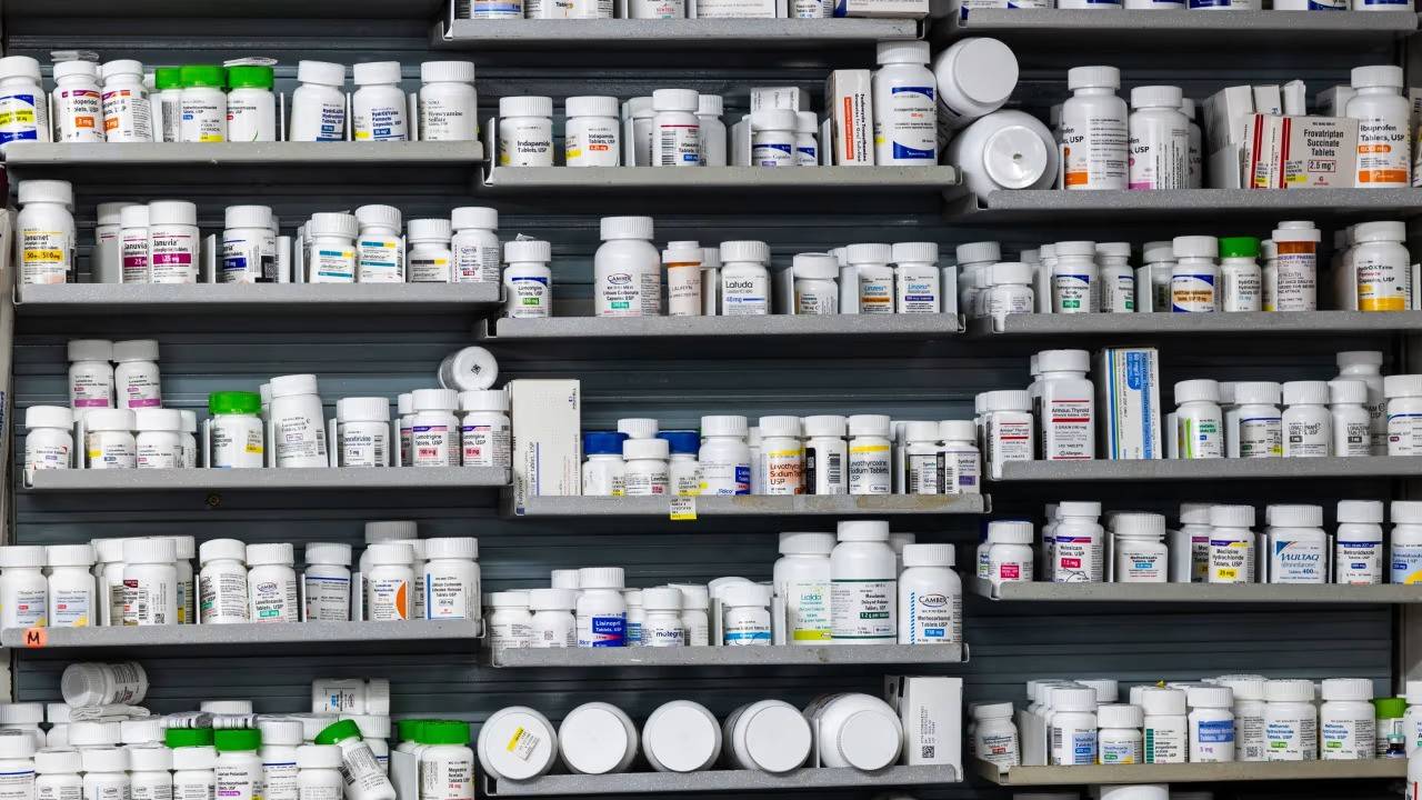 أسهم شركات الأدوية العالمية تتلقى ضربة من قرار ترمب المفاجئ