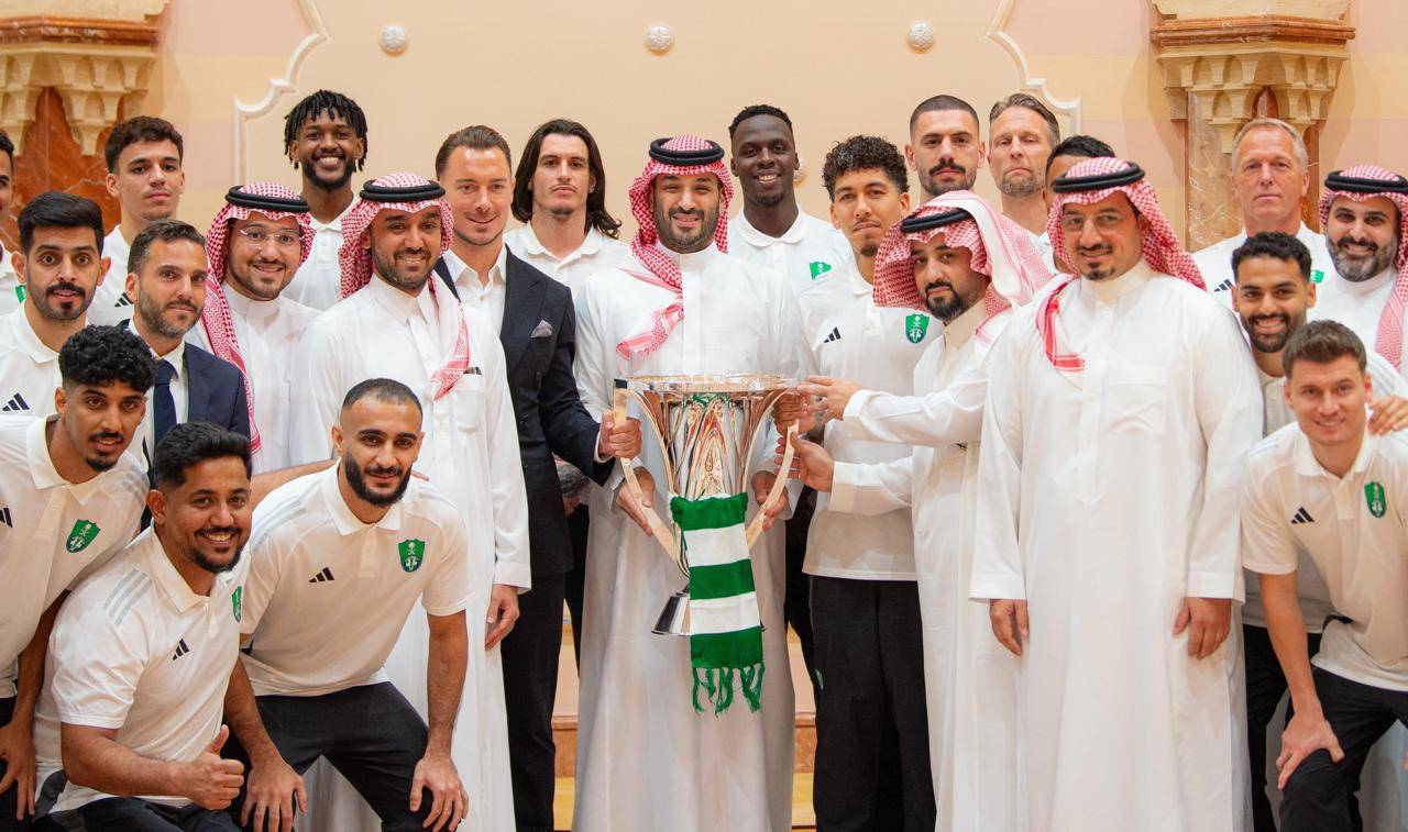 ولي العهد يستقبل نادي الأهلي بعد التتويج بلقب كأس دوري أبطال آسيا للنخبة