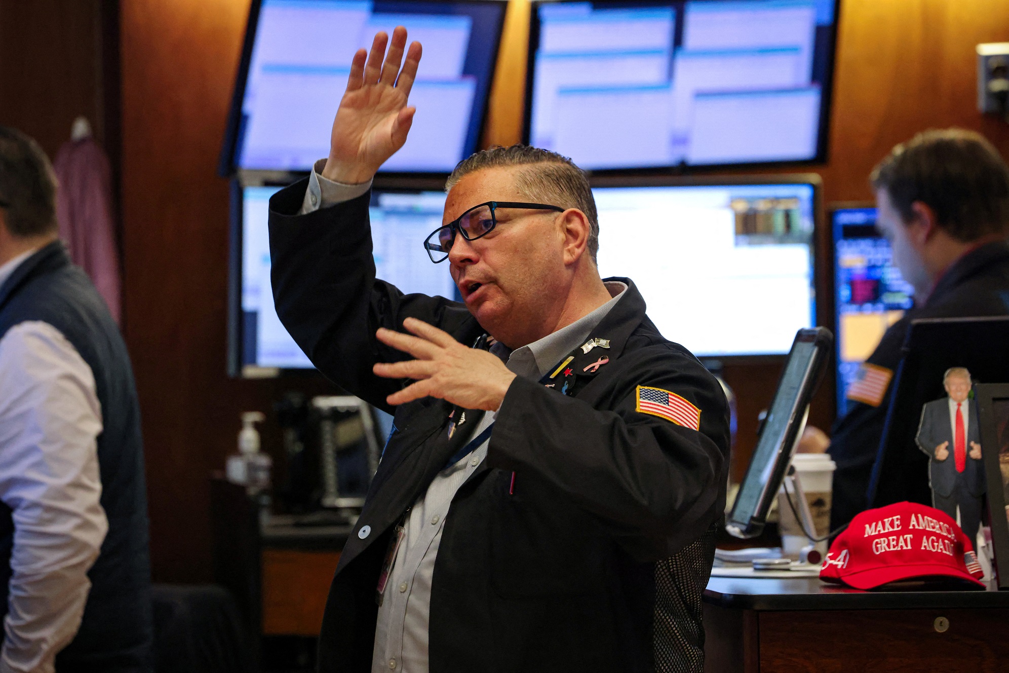 وول ستريت تواصل الصعود مدعومة بآمال تجارية ومع تراجع معنويات المستهلكين