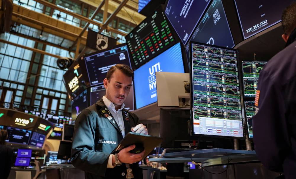 الملك يوجه أن يكون غدا إجازة لجميع الموظفين والطلاب بمناسبة فوز المنتخب السعودي