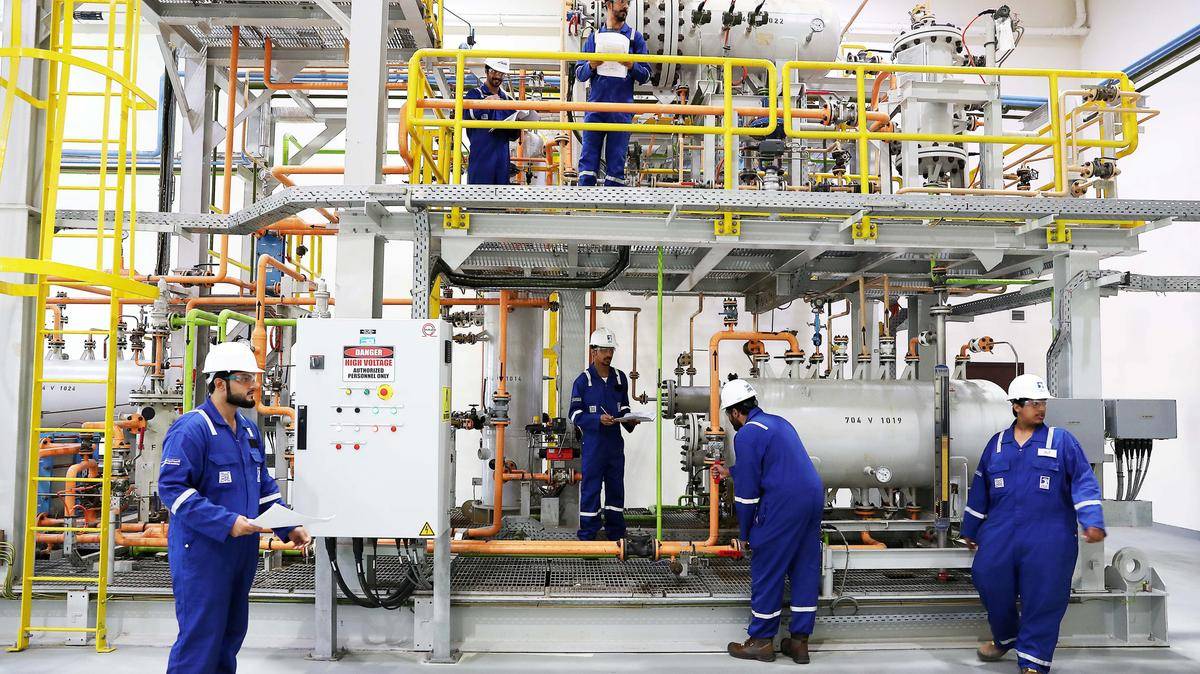  «أبل» تتعرض لضربة موجعة .. احتجاجات عمالية تعطل أكبر مصنع «آيفون» في العالم