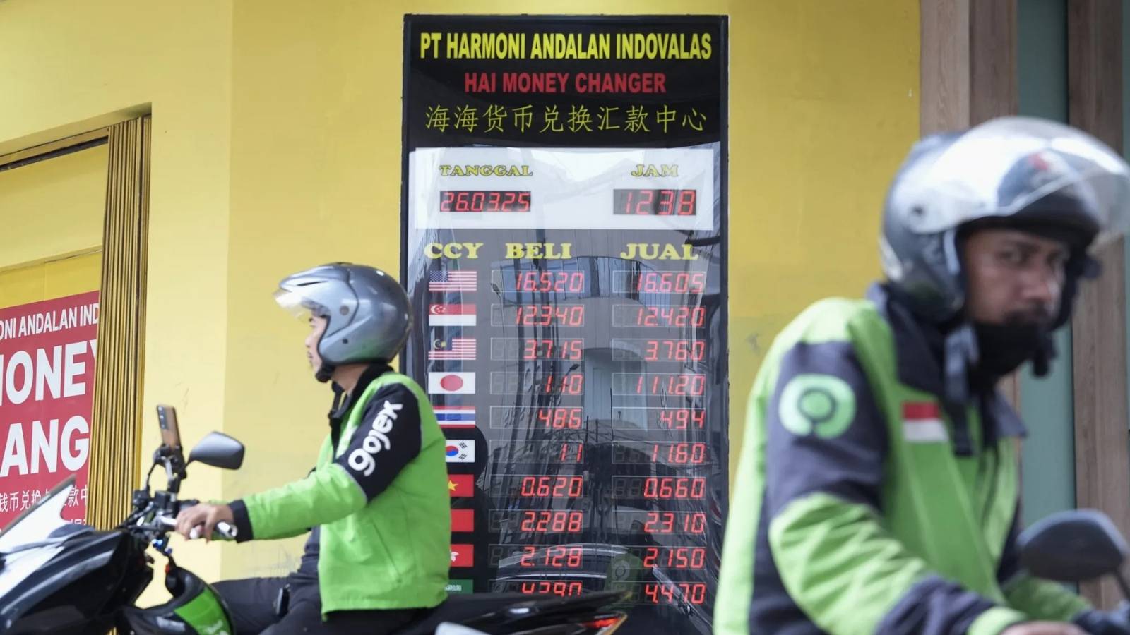 الأسهم الأمريكية تتراجع في آسيا والدولار يرتفع بدعم تكهنات حول صفقات تجارية