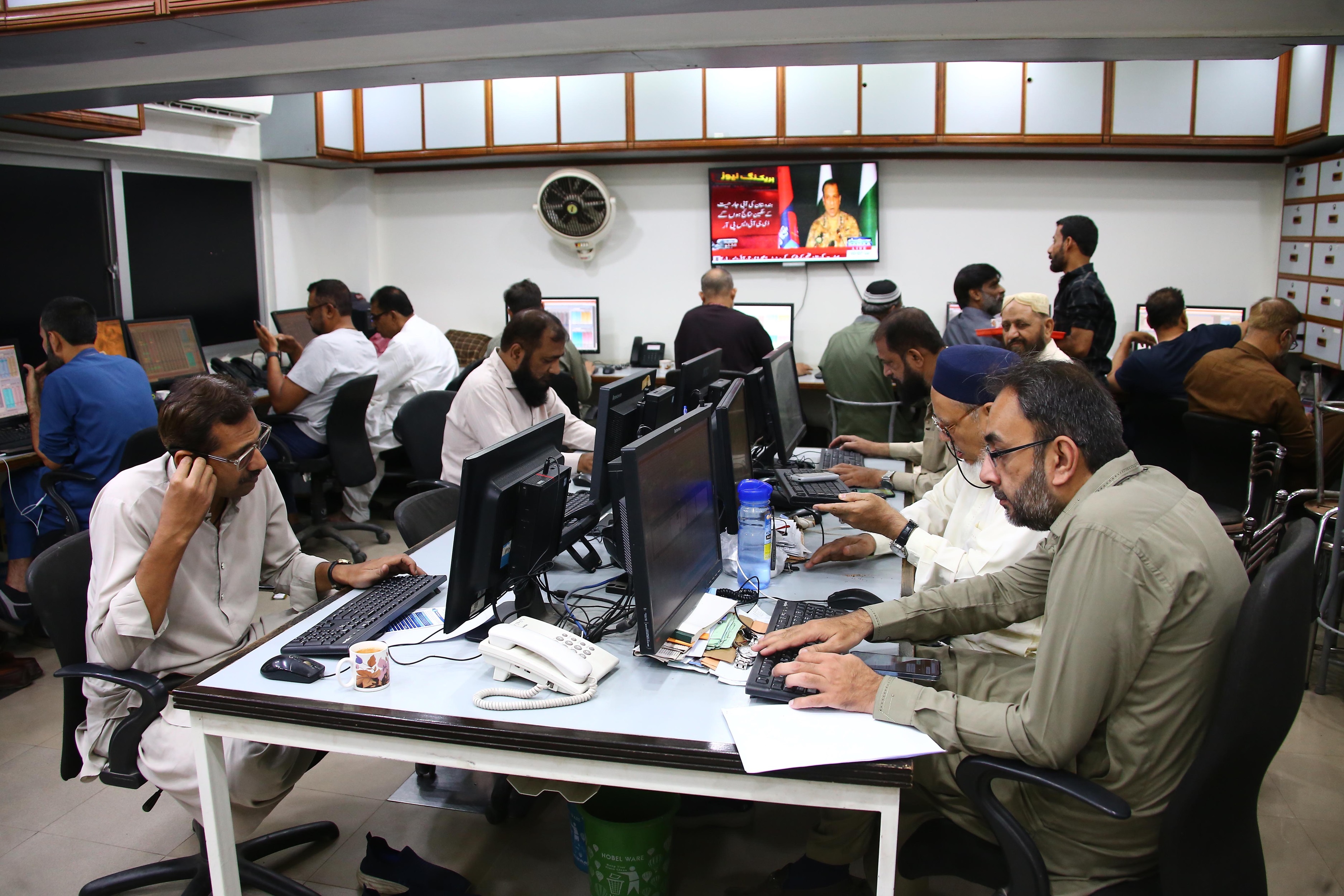 التأثير السياسي على بورصة كراتشي