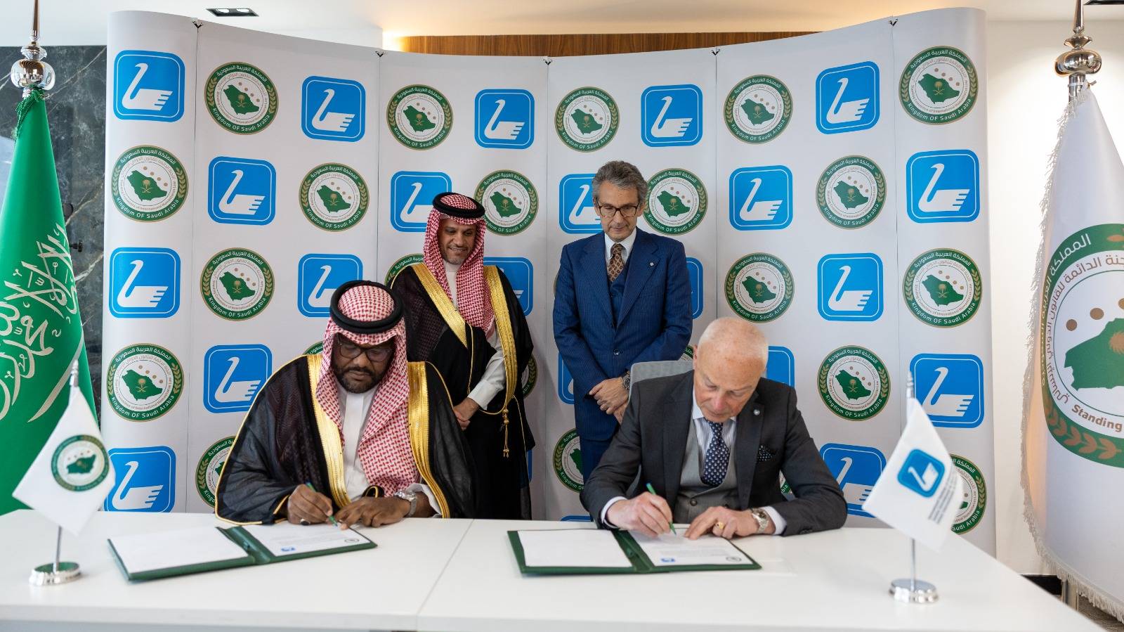 اللجنة الدائمة للقانون الدولي الإنساني توقع برنامجا لتعزيز التعاون وتبادل الخبرات 