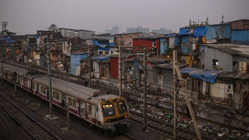 "أداني" تحول أكبر حي عشوائي في مومباي لمركز نقل عملاق