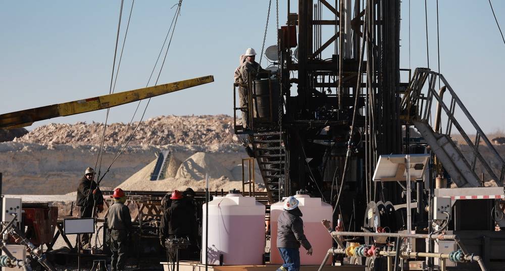 أسعار النفط تقفز 4% مع تصاعد المخاوف الأمنية في الشرق الأوسط