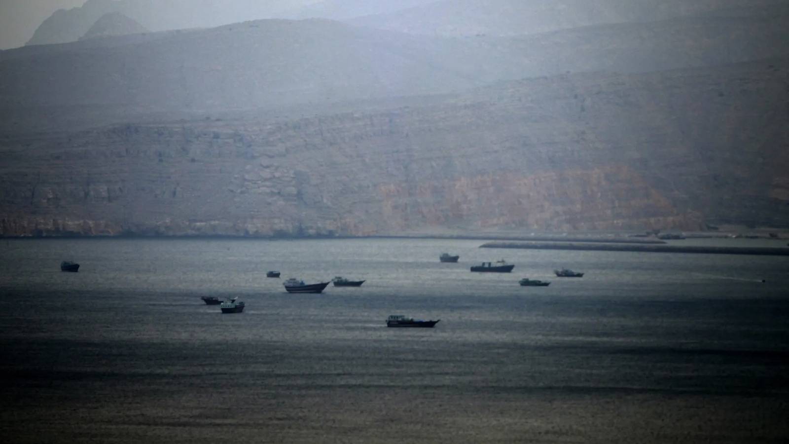 مضيق هرمز يعود إلى الواجهة .. شريان النفط تحت التهديد