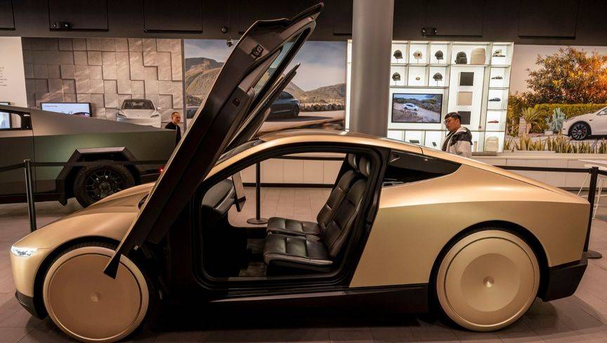 ماسك يراهن على "روبوتاكسي" للخروج من عاصفة ترمب وإطفاء حرائق "تسلا"