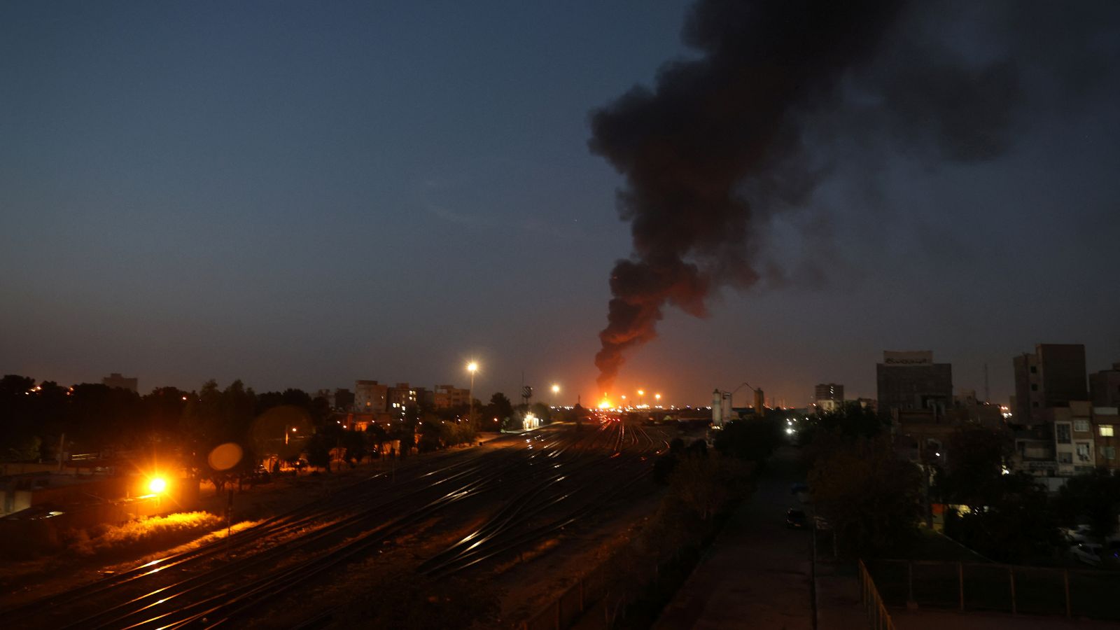 إيران وإسرائيل .. ضربات عسكرية متبادلة لليوم الثالث والنفط يصعد 9 %