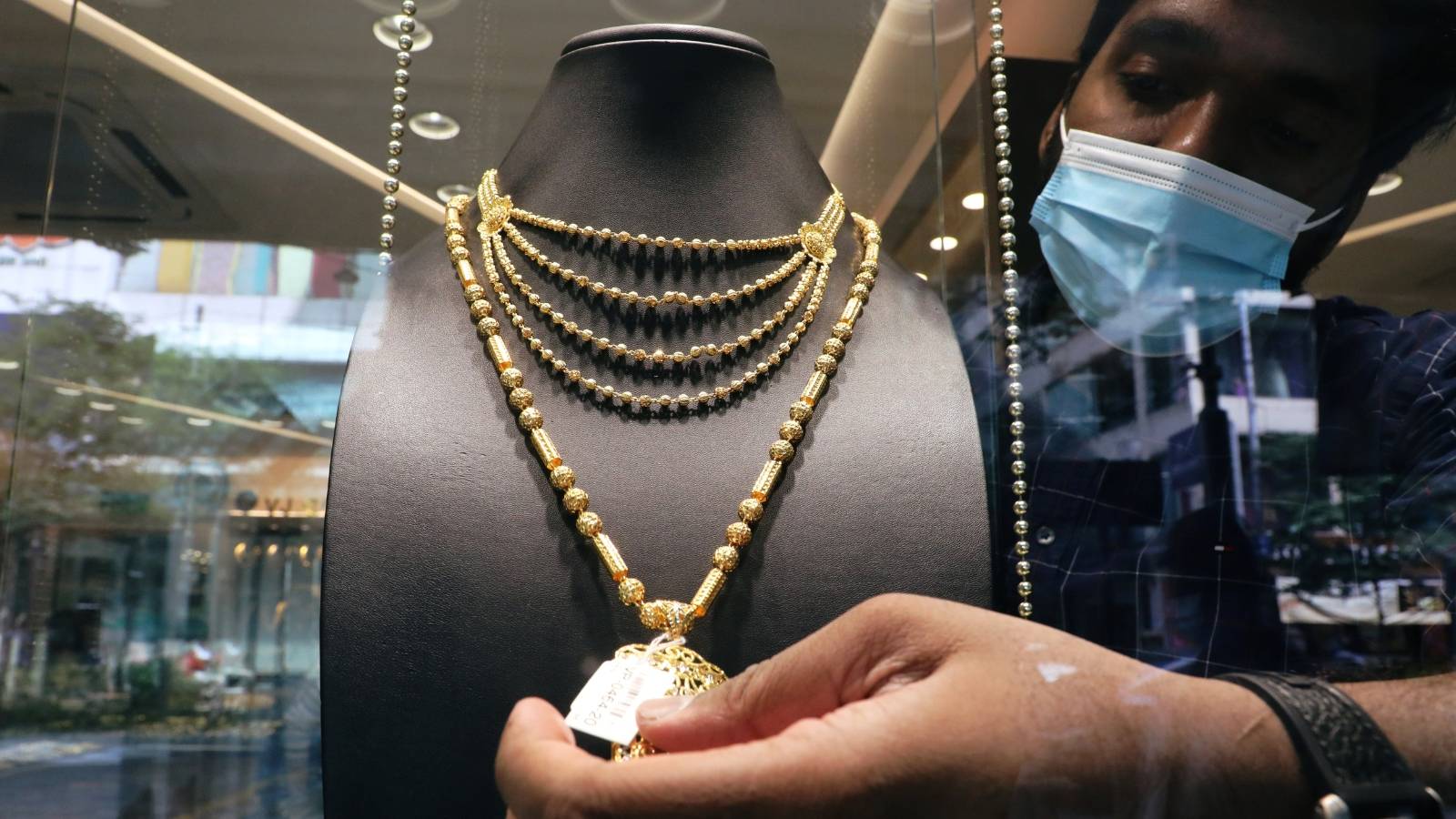 الذهب عند 3400 دولار مع نمو الطلب وسط تصاعد القتال بين إيران وإسرائيل